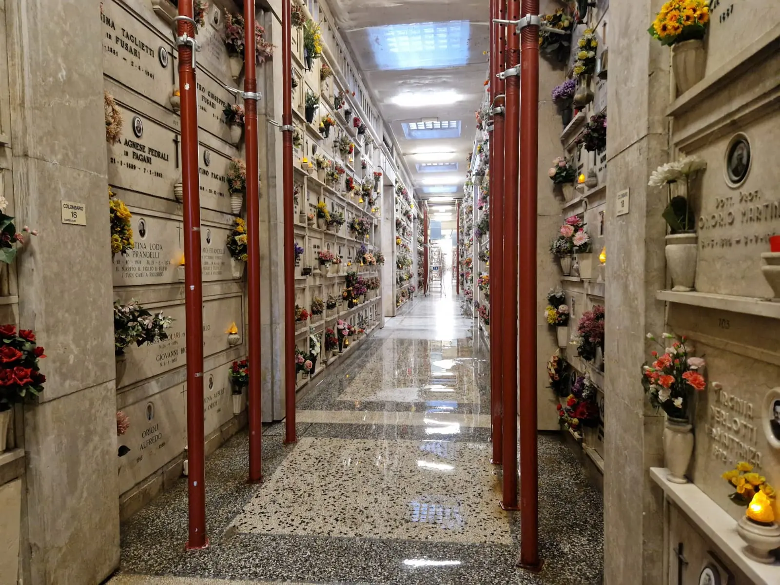 Al cimitero monumentale Vantiniano l'infilata di pali che sostiene i colombari