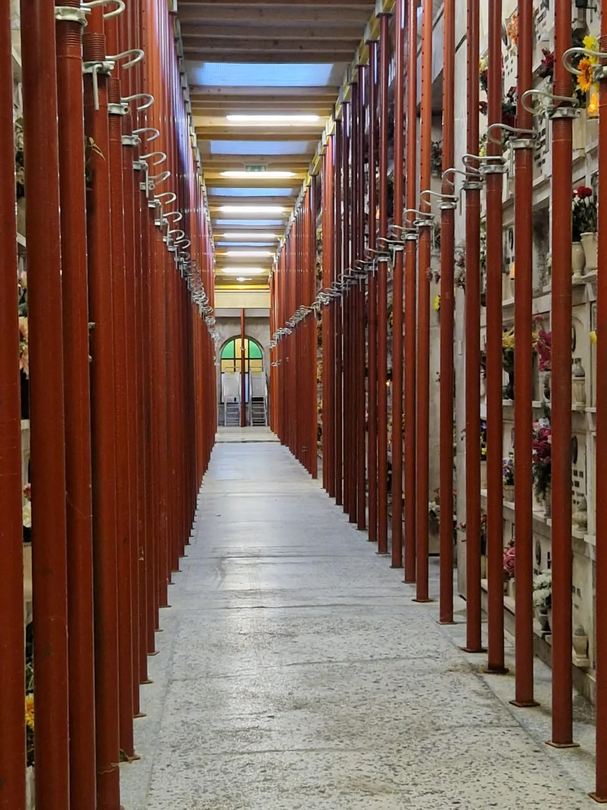 Al cimitero monumentale Vantiniano l'infilata di pali che sostiene i colombari