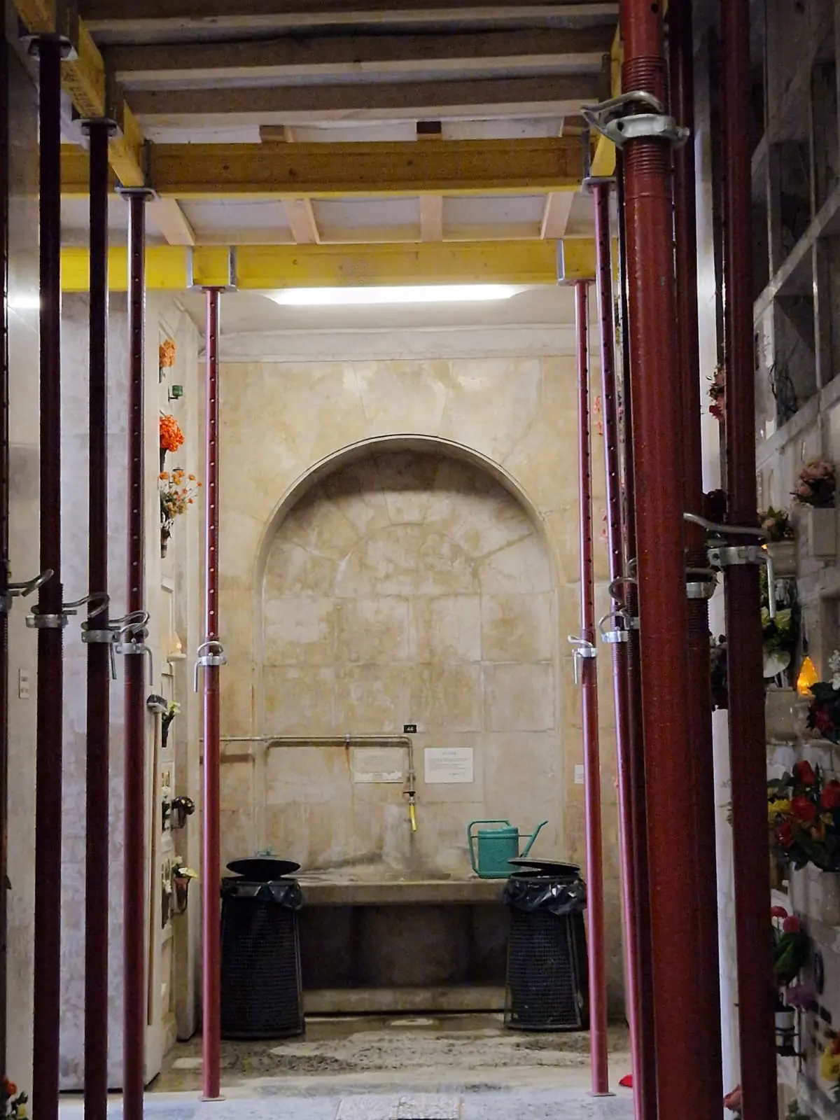 Al cimitero monumentale Vantiniano l'infilata di pali che sostiene i colombari