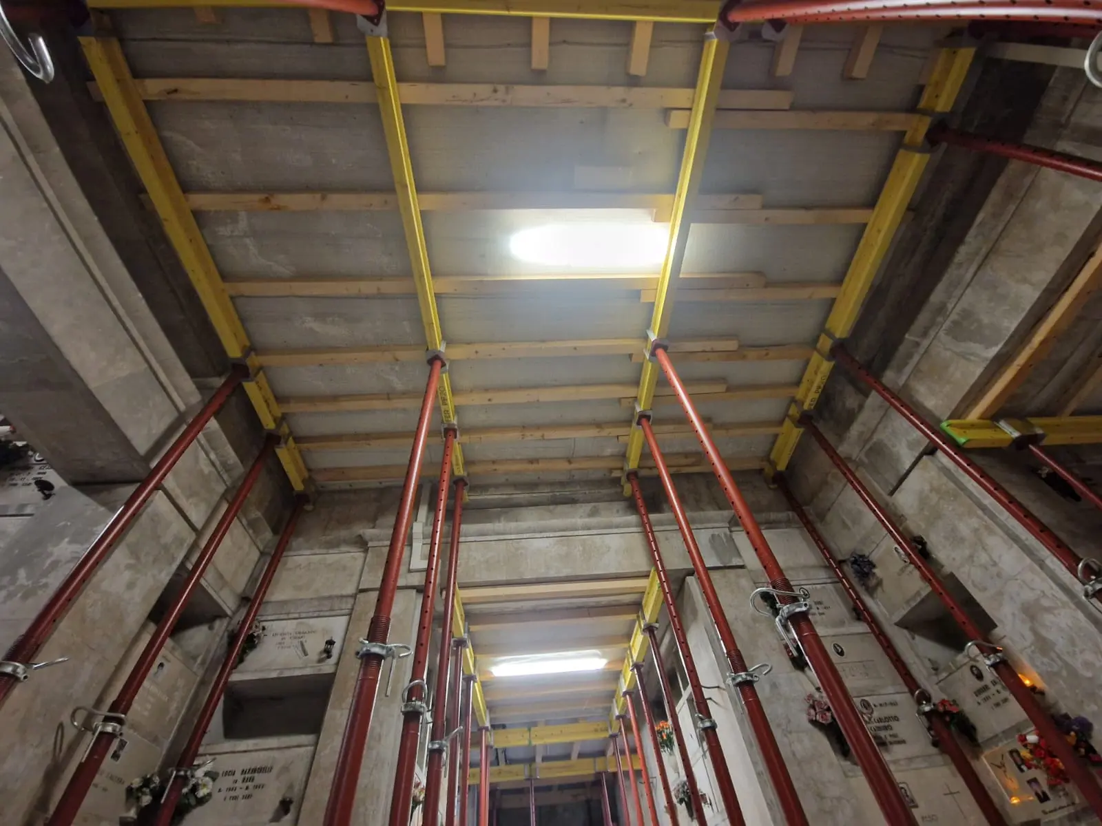 Al cimitero monumentale Vantiniano l'infilata di pali che sostiene i colombari