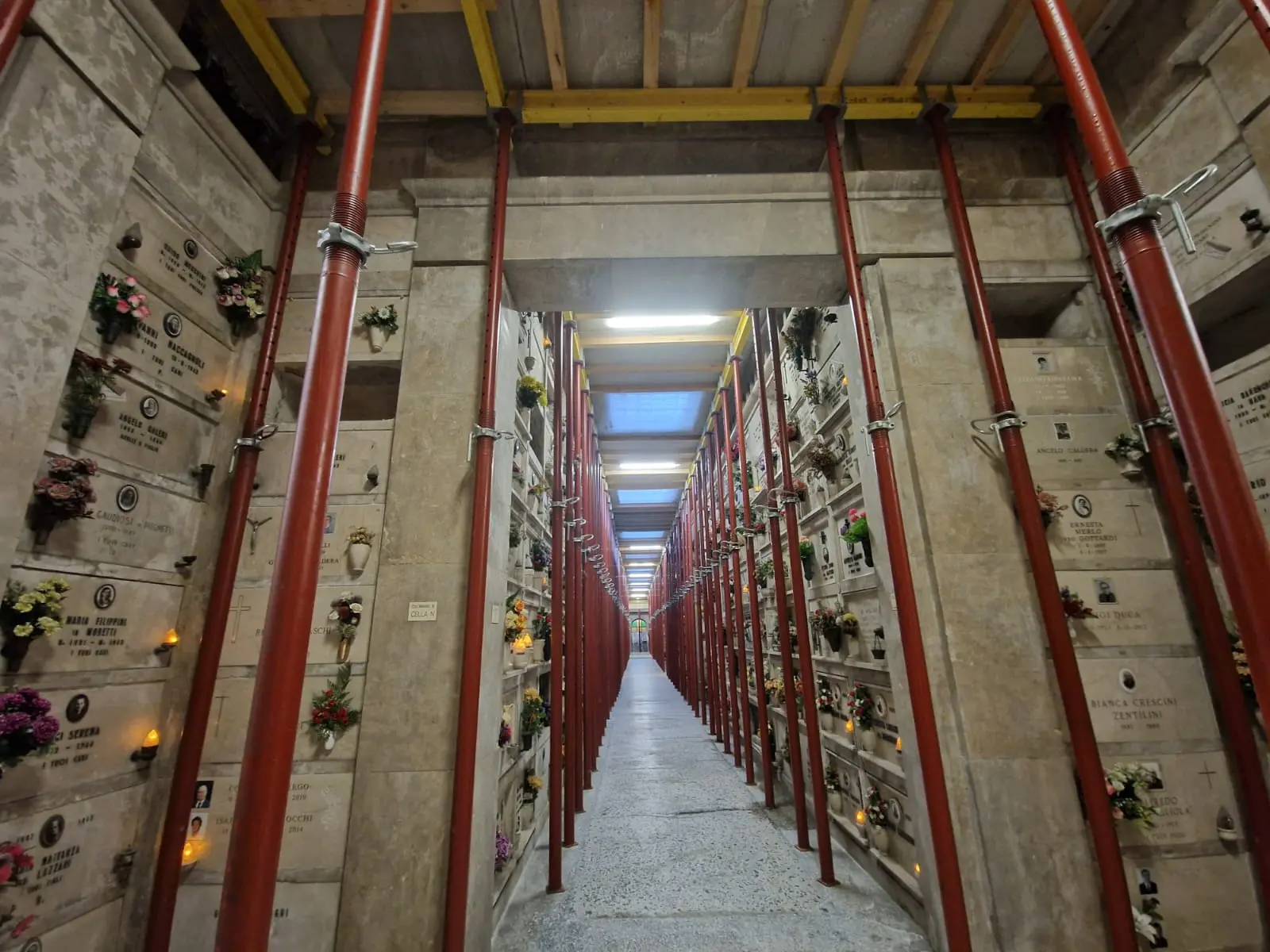 Al cimitero monumentale Vantiniano l'infilata di pali che sostiene i colombari