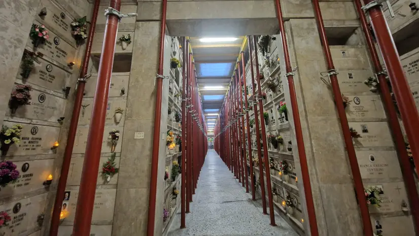 Al cimitero monumentale Vantiniano l'infilata di pali che sostiene i colombari