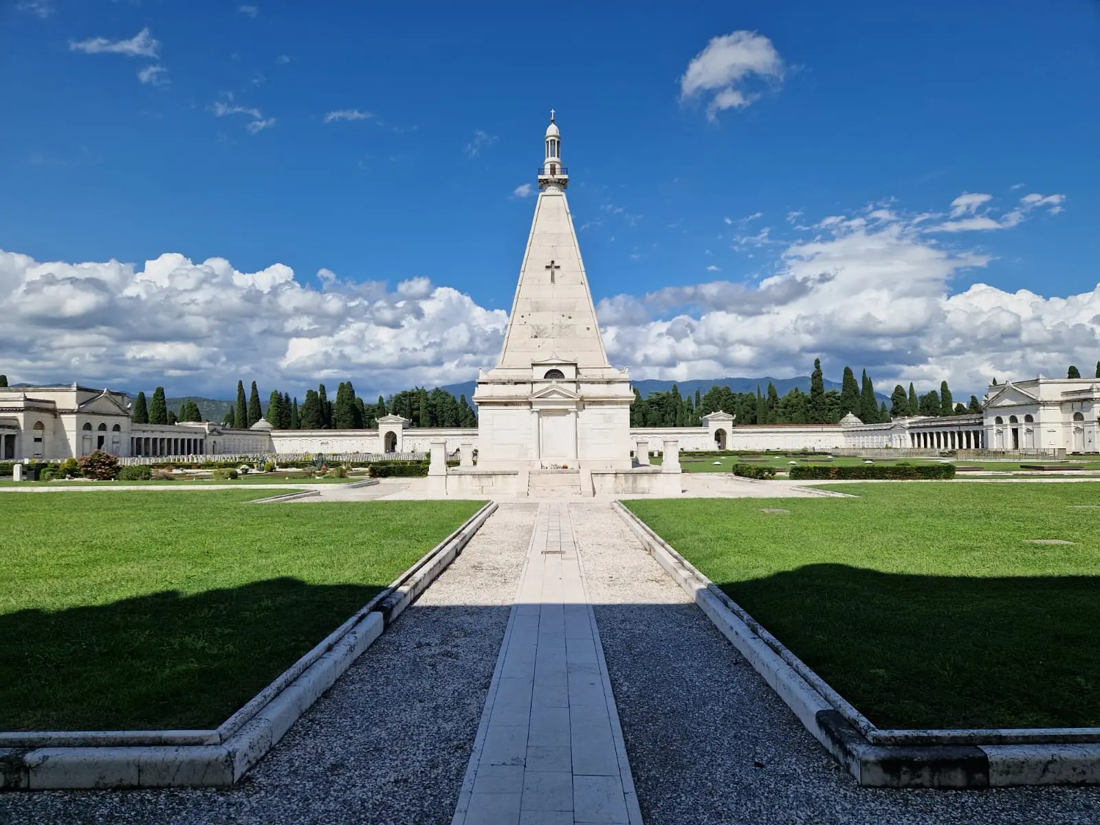 Al cimitero monumentale Vantiniano l'infilata di pali che sostiene i colombari