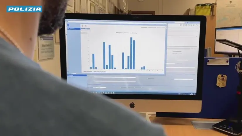 La Polizia ha arrestato un medico torinese di 40 anni indagato per produzione di contenuti multimediali realizzati mediante sfruttamento di minori e detenzione di ingente quantitativo di materiale pedopornografico scaricato in rete. Le contestazioni dell'Autorità Giudiziaria arrivano al termine di una indagine, durata più di 2 anni, curata dal Cncpo (Centro nazionale per il contrasto alla pedopornografia online) del Servizio Polizia Postale e per la Sicurezza Cibernetica, che ha ricostruito le azioni compiute dell'indagato nell'arco di ben 12 anni all'interno delle comunità pedofile attive nel Dark Web, ambienti in cui l'arrestato era particolarmente attivo. E' anche emerso che il quarantenne aveva stretto legami con altre persone interessate allo scambio di materiale pedopornografico, oltre che nel Darkweb, anche in ambienti di chat peer to peer. Tra i contatti del medico c'era anche un sacerdote della provincia di Brescia, arrestato dagli investigatori della Polizia Postale lo scorso maggio, con il quale aveva ideato la creazione di un gruppo a sfondo pedopornografico esclusivamente italiano. 2 agosrto 2025. ANSA/Polizia + UFFICIO STAMPA, PRESS OFFICE, HANDOUT PHOTO, NO SALES, EDITORIAL USE ONLY + NPK