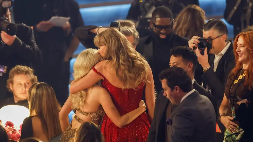 epa11871557 US singers Taylor Swift (R) and Sabrina Carpenter (L) pose for a photo during the 67th annual Grammy Awards ceremony at Crypto.com Arena in Los Angeles, California, USA, 02 February 2025. EPA/CAROLINE BREHMAN