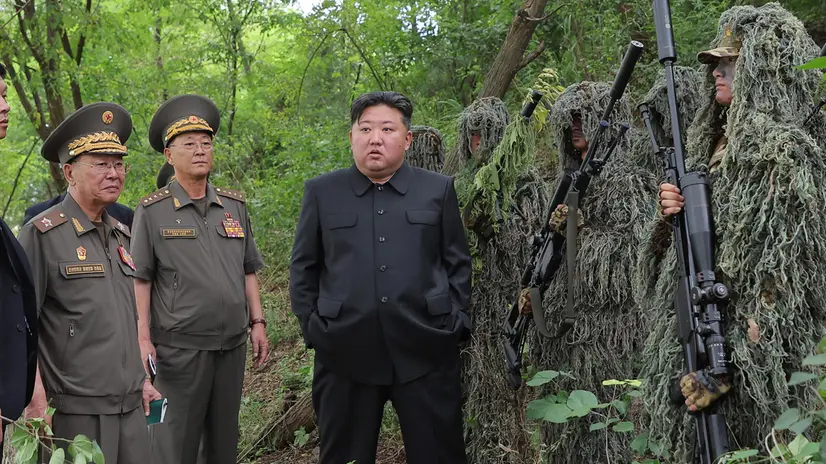 epa12328841 A photo released by the official Korean Central News Agency (KCNA) shows North Korean leader Kim Jong Un (C) visiting a special operations training base under the General Staff of the Korean People’s Army at an undisclosed location in North Korea, 27 August 2025 (issued 28 August 2025). According to KCNA, he was briefed on the training of a sniper sub-unit and a special operations sub-unit. EPA/KCNA EDITORIAL USE ONLY