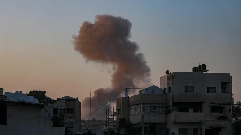 epa12335484 Smoke rises following an Israeli airstrike during a military operation in the Al Sabra neighbourhood of Gaza City, Gaza Strip, 30 August 2025. More than 62,600 Palestinians have been killed in the Gaza Strip since October 2023, according to the Palestinian Ministry of Health, and about 1,200 Israelis have been killed since the launch of an Israeli military campaign in response to a cross-border attack by Hamas on 07 October 2023. EPA/MOHAMMED SABER