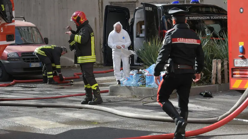 Vigili del fuoco, carabinieri e soccorsi sul luogo dell'incendio che ha causato la morte di due persone a Cernusco sul Naviglio (Milano), 27 febbraio 2020. Le fiamme sono divampate al terzo piano di uno stabile Aler di 8 piani in via Don Sturzo. I vigili del fuoco sono riusciti a spegnere il rogo e hanno scoperto i cadaveri di due donne, madre e figlia di 80 e 52 anni. Sette inquilini sono stati trasportati in ospedale. ANSA/ MATTEO BAZZI