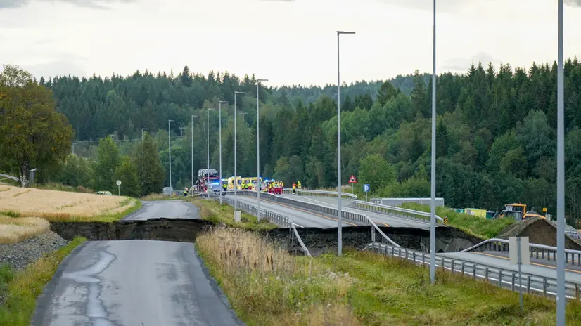 epa12335859 A view of the site of a landslide at Nesvatnet, Levanger municipality, Trondelag county, central Norway, 30 August 2025. According to police, a landslide in the Levanger municipality affected the railway and three residents of two houses near the site have been evacuated. One person has been pulled from the water and taken to hospital, and one person is unaccounted for. EPA/OLE MARTIN WOLD NORWAY OUT