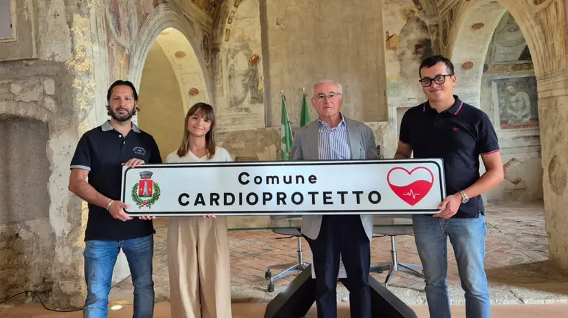 Roberto, Piero e Andrea con, al centro, Gianfranco: l'uomo che hanno salvato - © www.giornaledibrescia.it
