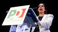 La segretaria del Partito Democratico (Pd) Elly Schlein durante la conferenza nazionale del Pd sulle Politiche industriali dal titolo "Le Rotte del Futuro. Re-industrializzare l’Italia e l’Europa”, presso gli Studios di via Tiburtina, Roma, 12 luglio 2025. ANSA/ANGELO CARCONI