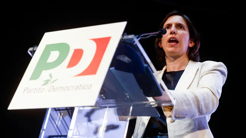 La segretaria del Partito Democratico (Pd) Elly Schlein durante la conferenza nazionale del Pd sulle Politiche industriali dal titolo "Le Rotte del Futuro. Re-industrializzare l’Italia e l’Europa”, presso gli Studios di via Tiburtina, Roma, 12 luglio 2025. ANSA/ANGELO CARCONI