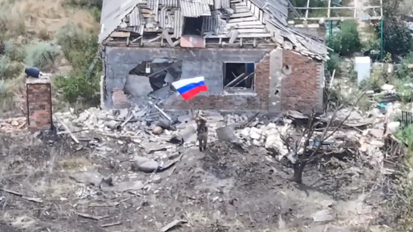 epa12275419 A still image taken from a handout video provided by the press service of the Russian Ministry of Defence shows a Russian serviceman waving a Russian flag among ruined buildings in Chasiv Yar, Donetsk region, eastern Ukraine, 31 July 2025. The Russian Defense Ministry claimed on 31 July that Russian troops have taken control over the frontline city of Chasiv Yar. EPA/RUSSIAN DEFENCE MINISTRY PRESS SERVICE/HANDOUT HANDOUT -- MANDATORY CREDIT -- BEST QUALITY AVAILABLE -- HANDOUT EDITORIAL USE ONLY/NO SALES