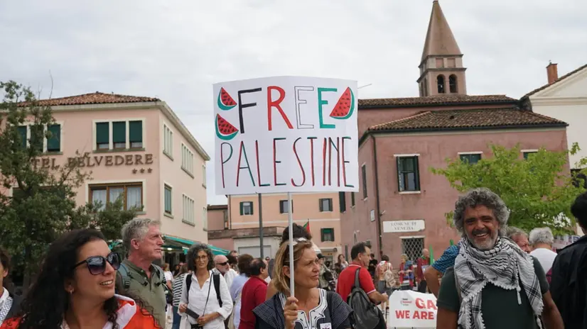 epa12336877 People take part in a pro-Palestine demonstration on the occasion of the Venice Film Festival, in Venice, Italy, 30 August 2025. EPA/ANDREA MEROLA