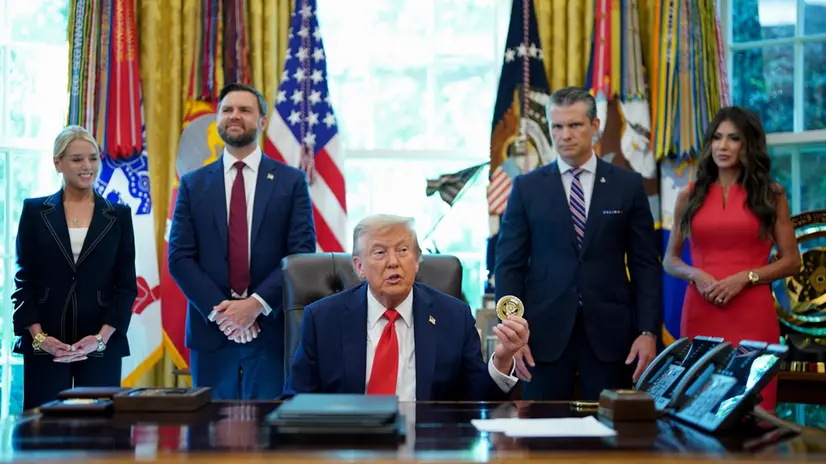 epa12321741 (L-R) Pam Bondi, US attorney general, US Vice President JD Vance, US President Donald Trump Pete Hegseth, US secretary of defense, and Kristi Noem, secretary of the US Department of Homeland Security (DHS), during an executive order signing in the Oval Office of the White House in Washington, DC, USA, 25 August 2025. US President Donald Trump is signing two executive orders aiming to end cashless bail in Washington and nationwide, marking the latest move in the administration's agenda to crack down on crime. EPA/AL DRAGO / POOL