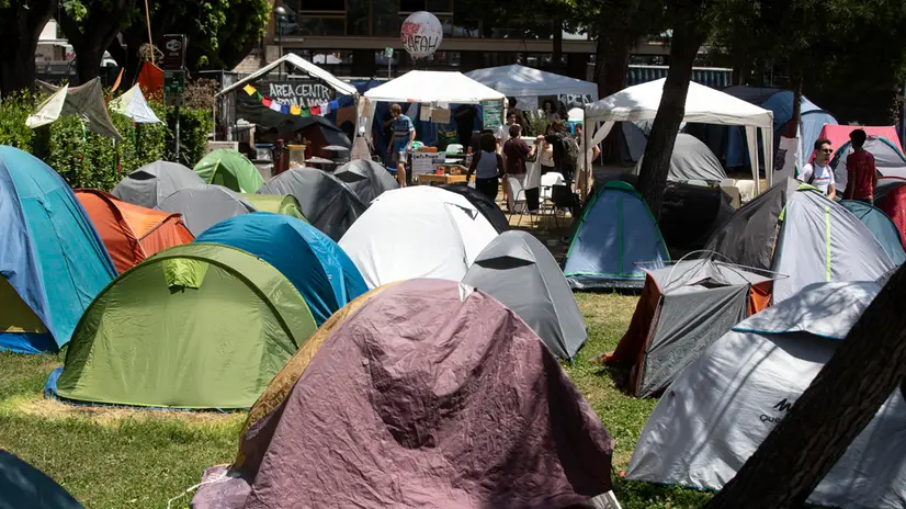 Un momento della manifestazione dei Collettivi pro Gaza per lo stop delle bombe da parte di Israele, all’interno dell’Universita’ La Sapienza, Roma, 28 maggio 2024. ANSA/ANGELO CARCONI