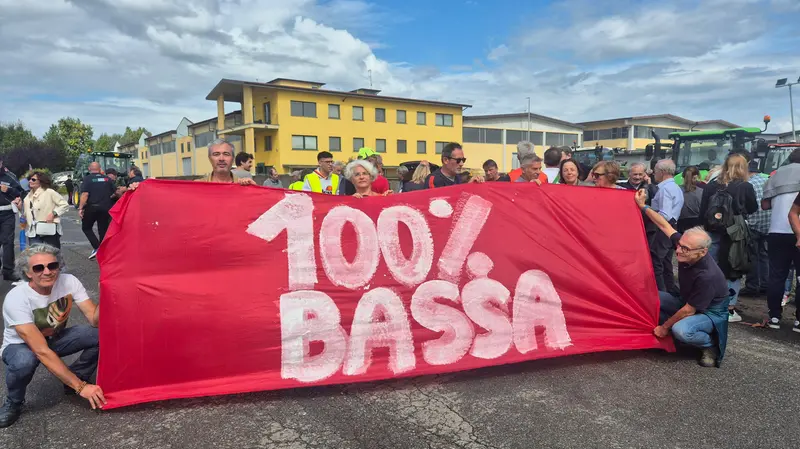 Il sit in è stato organizzato dal comitato «100% Bassa» © www.giornaledibrescia.it