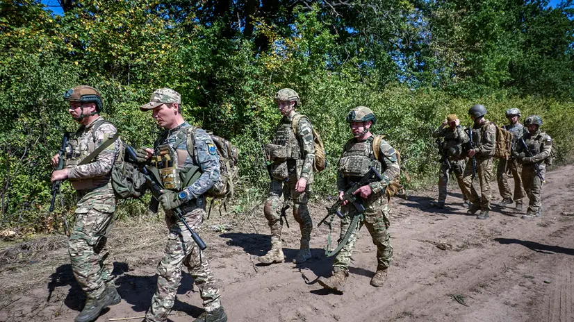 epa12333986 Ukrainian servicemen of the 13th Operational Brigade of the Ukrainian National Guard attend training, including practicing landing and loading into an American M113 armored personnel carrier at a shooting range in the Kharkiv region, Ukraine, 29 August 2025, amid the ongoing Russian invasion. EPA/SERGEY KOZLOV