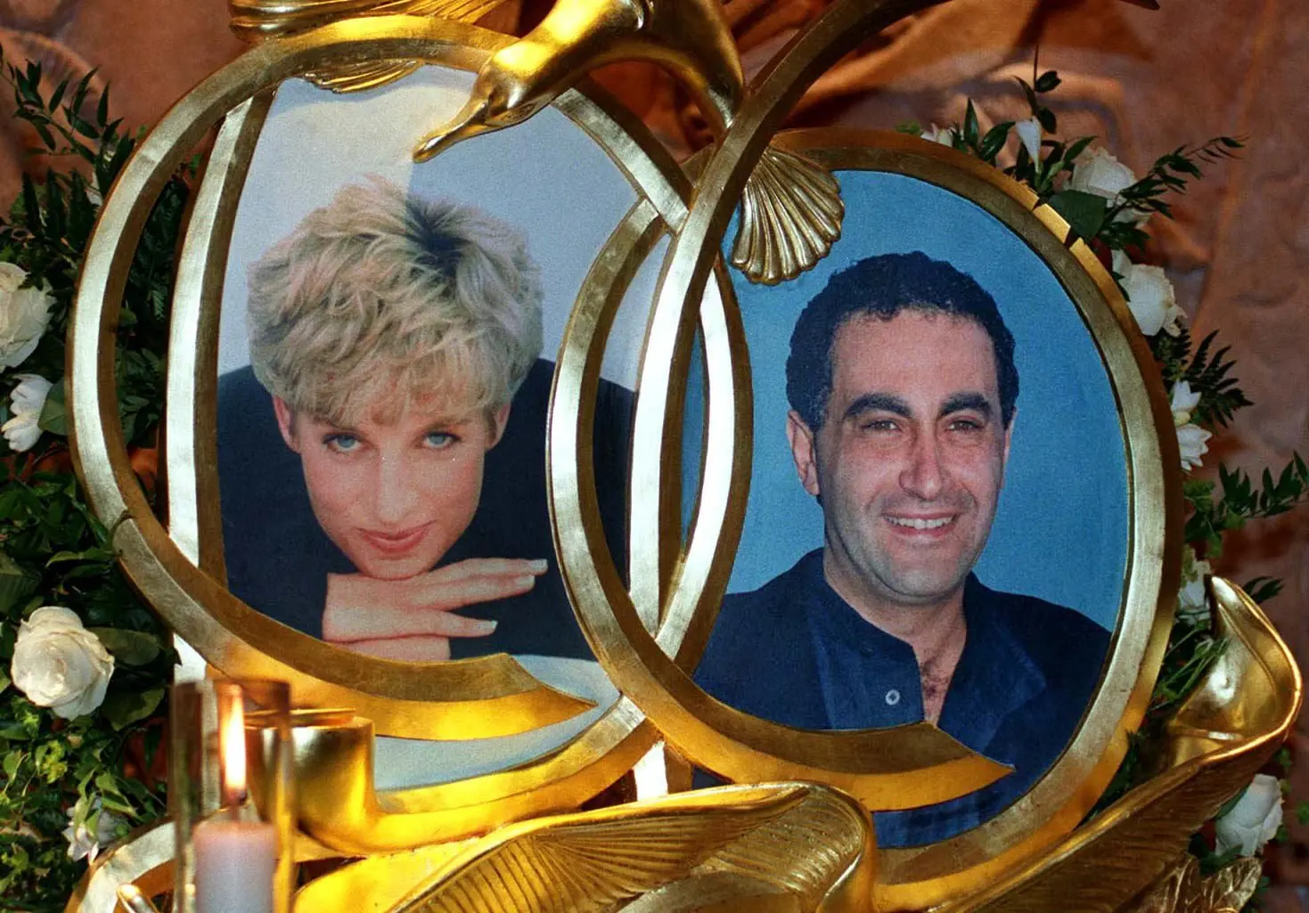 L'impatto mediatico della morte della «principessa triste» convinse il primo ministro Tony Blair - che la proclamò «rosa d'Inghilterra» - e la riluttante   regina Elisabetta  a decretare  per Diana i funerali  di Stato     Un'immagine di lady Diana e, sotto,  i ritratti della principessa  e di Dodi Al-Fayed nel monumento loro dedicato da Harrod's a Londra