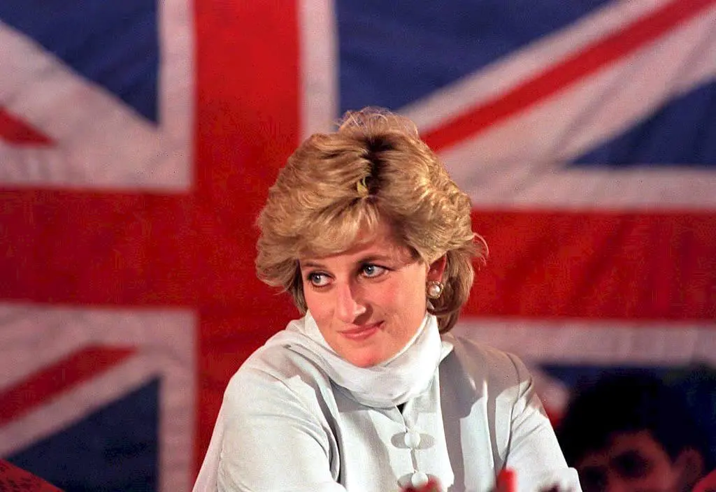 Anniversario. <MC>La principessa Diana durante uno dei suoi viaggi umanitari

