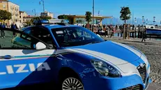 Un'auto della Polizia sul lungolago di Desenzano del Garda