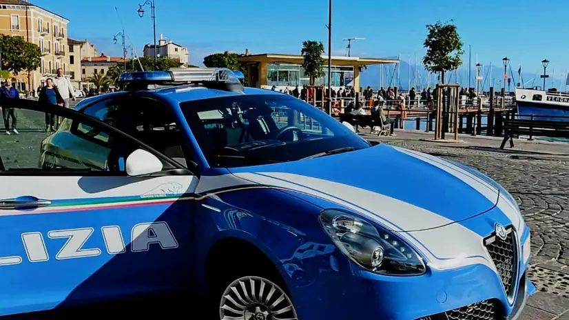 Un'auto della Polizia sul lungolago di Desenzano del Garda