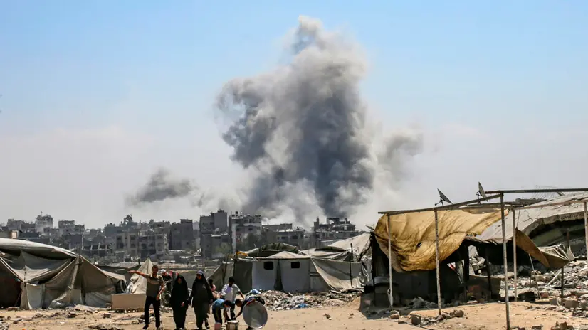 epa12336723 Internally displaced Palestinians flee following an Israeli air strike during a military operation in the east of Al Sheikh Redwan neighbourhood in Gaza City, 30 August 2025. More than 63,300 Palestinians have been killed in the Gaza Strip since October 2023, according to the Palestinian Ministry of Health, and about 1,200 Israelis have been killed since the launch of an Israeli military campaign in response to a cross-border attack by Hamas on 07 October 2023. EPA/MOHAMMED SABER
