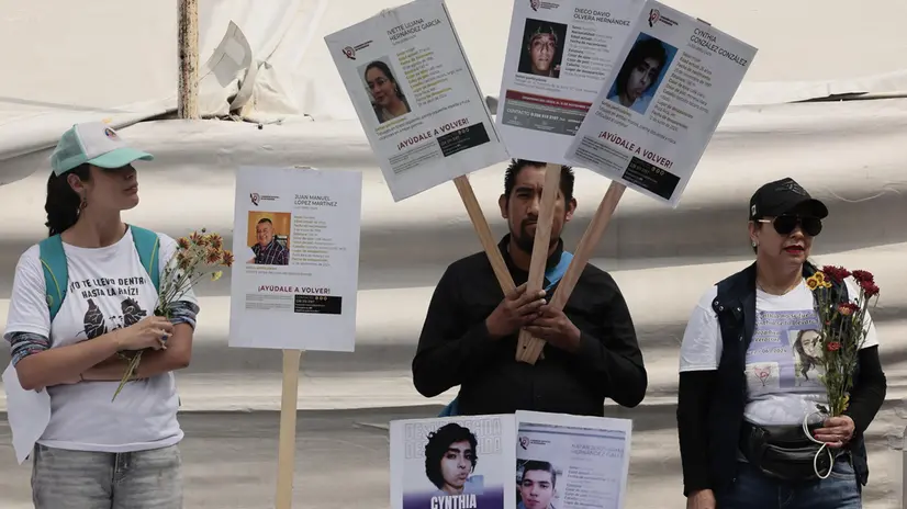 epaselect epa12338555 People take part in a demonstration on the International Day of the Victims of Enforced Disappearances, in Mexico City, Mexico, 30 August 2025. Relatives of missing persons in Mexico covered the Glorieta de las y los Desaparecidos with photographs and missing person flyers in the Mexican capital, while some collectives marched toward the National Palace. EPA/JOSE MENDEZ