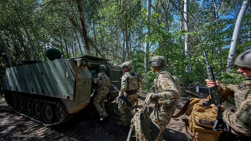 epa12333992 Ukrainian servicemen of the 13th Operational Brigade of the Ukrainian National Guard attend training, including practicing landing and loading into an American M113 armored personnel carrier at a shooting range in the Kharkiv region, Ukraine, 29 August 2025, amid the ongoing Russian invasion. EPA/SERGEY KOZLOV