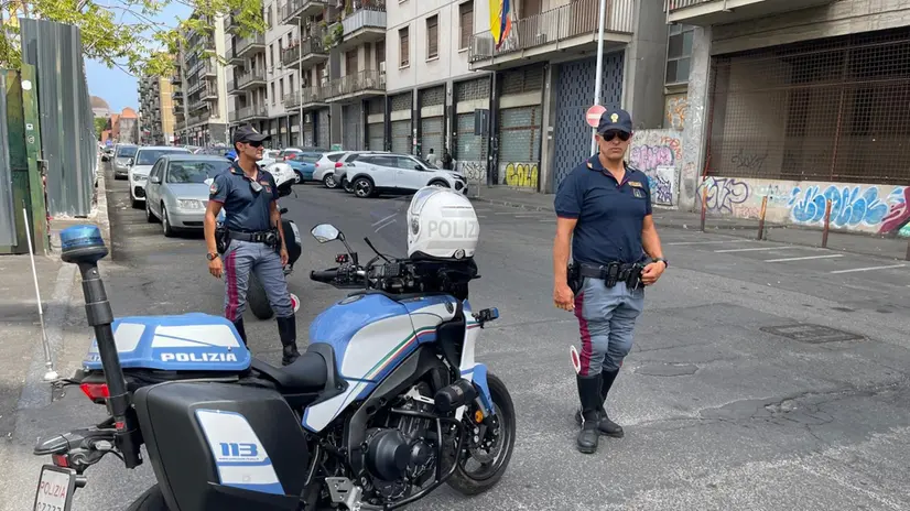 Poliziotti sul luogo dove un 40enne, indicato come parcheggiatore abusivo, è stato ucciso a coltellate, pare a culmine di una lite, nell'area posteggio antistante un supermercato nel centrale corso Sicilia a Catania, 30 agosto 2025. ANSA