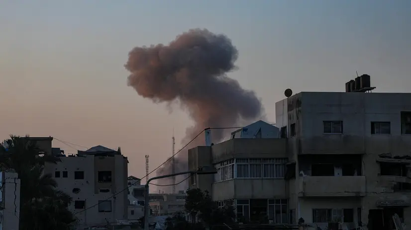 epa12335482 Smoke rises following an Israeli airstrike during a military operation in the Al Sabra neighbourhood of Gaza City, Gaza Strip, 30 August 2025. More than 62,600 Palestinians have been killed in the Gaza Strip since October 2023, according to the Palestinian Ministry of Health, and about 1,200 Israelis have been killed since the launch of an Israeli military campaign in response to a cross-border attack by Hamas on 07 October 2023. EPA/MOHAMMED SABER