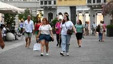 Turisti e bresciani a passeggio per le strade del centro - © www.giornaledibrescia.it