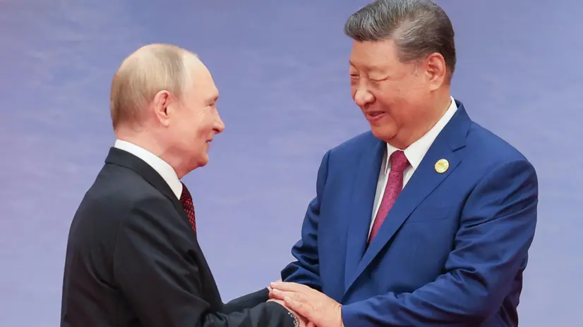 epa12339898 Russian President Vladimir Putin and Chinese President Xi Jinping shake hands during a ceremony to welcome Heads of States of the SCO (Shanghai Cooperation Organisation) in Tianjin, China, 31 August 2025. EPA/ALEXANDER KAZAKOV/SPUTNIK/KREMLIN POOL / POOL MANDATORY CREDIT
