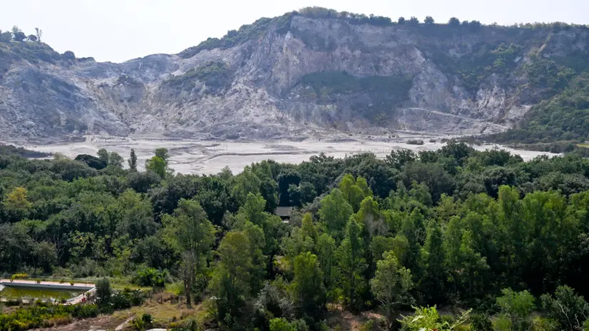 Il cratere della Solfatara a Pozzuoli chiuso dopo la morte di una famiglia che era in visita al sito vulcanico, 27 settembre 2023./// The Solfatara crater in Pozzuoli closed after the death of a family who was visiting the volcanic site, 27 September 2023. A 4.2-magnitude earthquake hit the Campi Flegrei (Phlegraean Fields) area near to Naples at 3:35 on Wednesday. Mauro Antonio Di Vito, the director of the Vesuvius Observatory of the National Institute of Geophysics and Volcanology (INGV), told ANSA that it was the biggest quake to hit the area in 40 years. ANSA/CIRO FUSCO