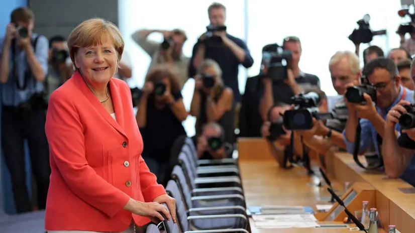 Era il 2015 quando l'allora cancelliera Angela Merkel incoraggiò i tedeschi ad accogliere i profughi in fuga dalla guerra - Foto Epa © www.giornaledibrescia.it