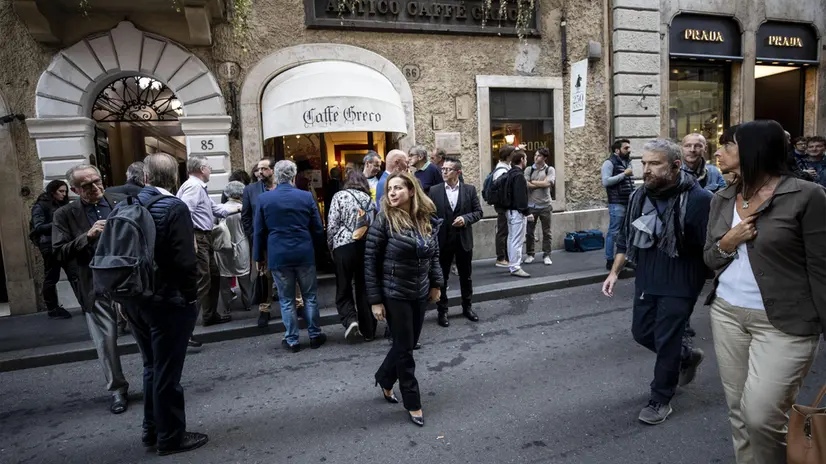 Clienti all'esterno dello storico Caffe' Greco in via dei Condotti, Roma, 22 ottobre 2019. ANSA/MASSIMO PERCOSSI