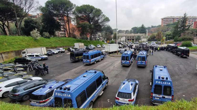 ROMA. QUARTICCIOLO: NUOVO BLITZ INTERFORZE. DOSI DI STUPEFACENTE TROVATE NEI TUBI DELL’ACQUA, 8 STRANIERI ALL’UFFICIO IMMIGRAZIONE. 2 IMMOBILI LIBERATI. CENTINAIA DI UOMINI IN CAMPO.