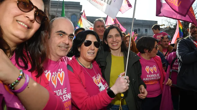 Il segretario del Pd Elly Schlein al presidio e flashmob Giu le mani dai nostri figli e dalle nostre figlie organizzato da Arcigay, Famiglie arcobaleno e i Sentinelli, in piazza della Scala a Milano, 18 Marzo 2023 ANSA / MATTEO BAZZI