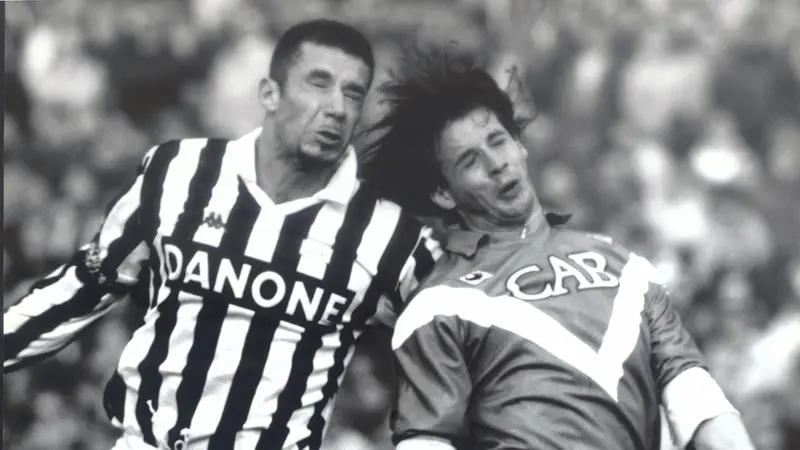 Un contrasto tra Bortolotti e Vialli - © www.giornaledibrescia.it