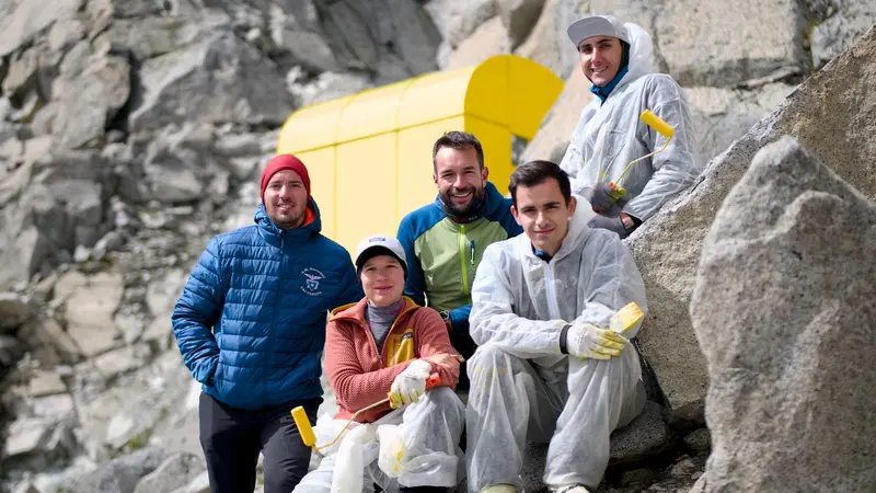 I giovani del Cai ritinteggiano il bivacco Zanon Morelli