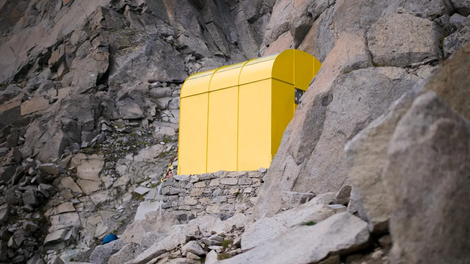 I giovani del Cai ritinteggiano il bivacco Zanon Morelli