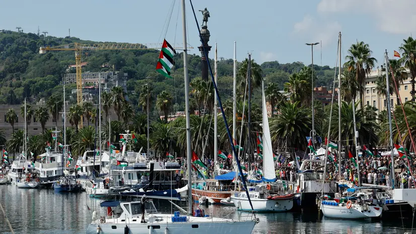 epa12339403 Ships of the Flotilla Global Sumud are docked in Barcelona, northeastern Spain, 31 August 2025. The Flotilla Global Sumud will depart from Barcelona to Gaza on 31 August in a humanitarian action in support of the Palestinian people. EPA/TONI ALBIR