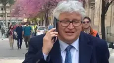 Felice Alberto De Toni (C), Udine, 17 aprile 2023. Con solo una sezione ancora da scrutinare sulle 98 allestite, il candidato sindaco di Udine per il centro sinistra, Felice Alberto De Toni, vince con il 52,8% delle preferenze. Il candidato del centrodestra e sindaco uscente Pietro Fontanini si ferma al 47,2%. ANSA / Alberto Rochira