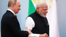 epa12341876 Russian President Vladimir Putin (L) and Indian Prime Minister Narendra Modi attend a family photo opportunity at the Shanghai Cooperation Organization (SCO) summit in Tianjin, China, 01 September 2025. EPA/VLADIMIR SMIRNOV/SPUTNIK/KREMLIN / POOL MANDATORY CREDIT