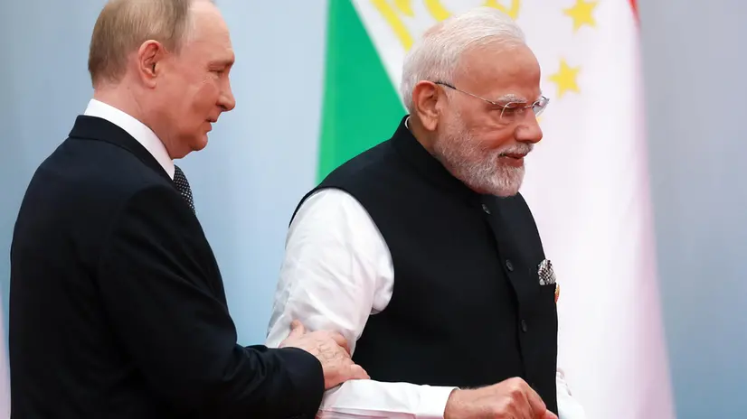 epa12341876 Russian President Vladimir Putin (L) and Indian Prime Minister Narendra Modi attend a family photo opportunity at the Shanghai Cooperation Organization (SCO) summit in Tianjin, China, 01 September 2025. EPA/VLADIMIR SMIRNOV/SPUTNIK/KREMLIN / POOL MANDATORY CREDIT