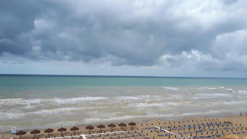 Nuvole nere e mare mosso a Silvi Marina (costa teramana), 10 luglio 2019. ANSA/GABRIELE DE RENZIS