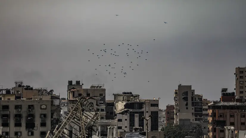 epa12309951 Humanitarian aid is airdropped by the Indonesian Air Force over south Gaza City, 19 August 2025. According to the Palestinian Health Ministry, over 250 people, including more than 100 children, have died from malnutrition in Gaza since aid restrictions were imposed in March 2025. EPA/MOHAMMED SABER