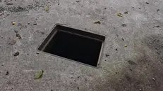 Uno dei tombini presi di mira dai ladri - © www.giornaledibrescia.it