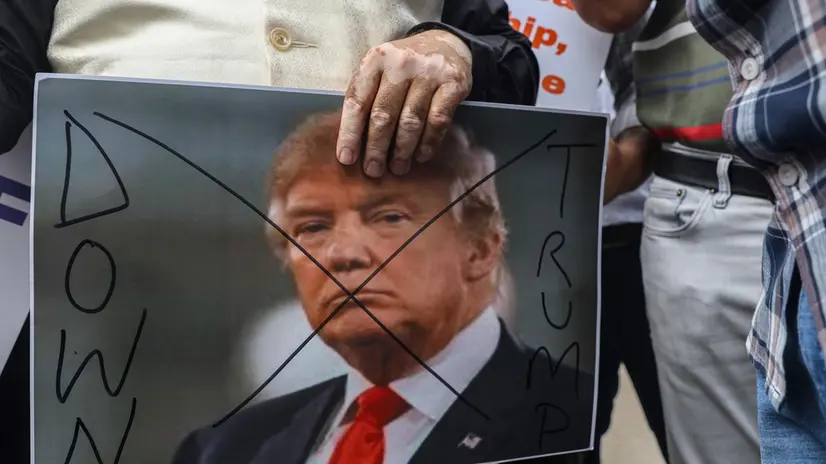 epa12335823 A protester holds a photo of US President Donald Trump as members of the Federation of Sadar Bazar Trades Association (FESTA) protest against the US at Sadar Bazar wholesale market in New Delhi, India, 30 August 2025. The 50 percent tariffs imposed on India by the United States came into effect on 27 August 2025. EPA/RAJAT GUPTA