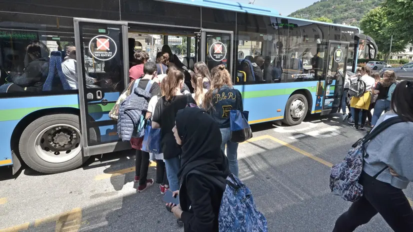 Ragazzi salgono su un autobus - © www.giornaledibrescia.it